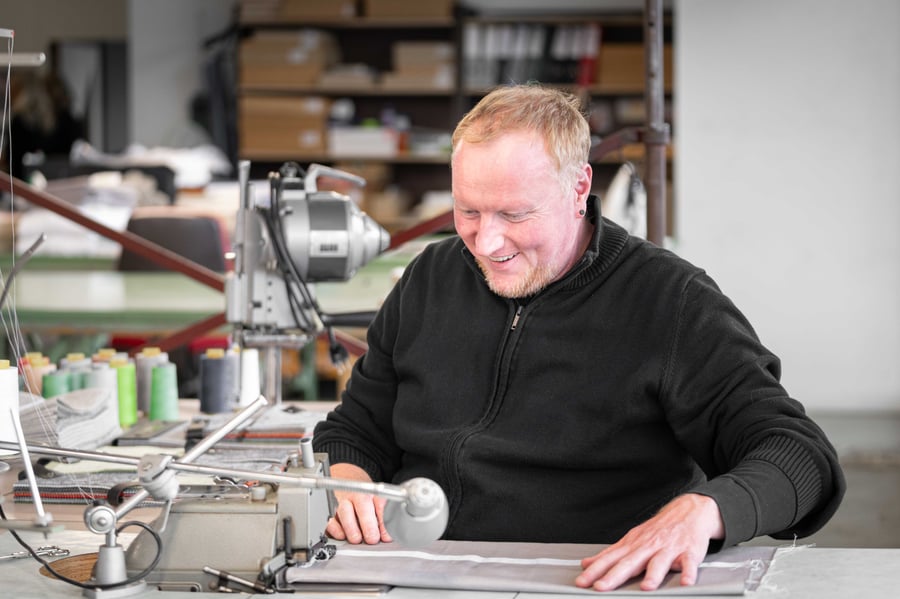 Beat Gretener an der Nähmaschine