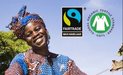 eine farbige Frau pflückt Baumwolle für das Fairtrade Label Max Havelaar